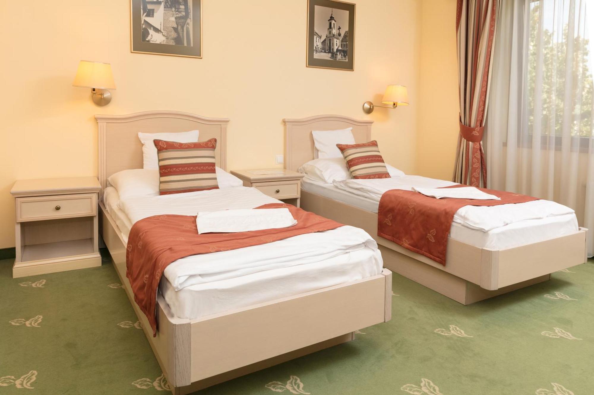Hotel Kalvaria Superior Дьёр Экстерьер фото
