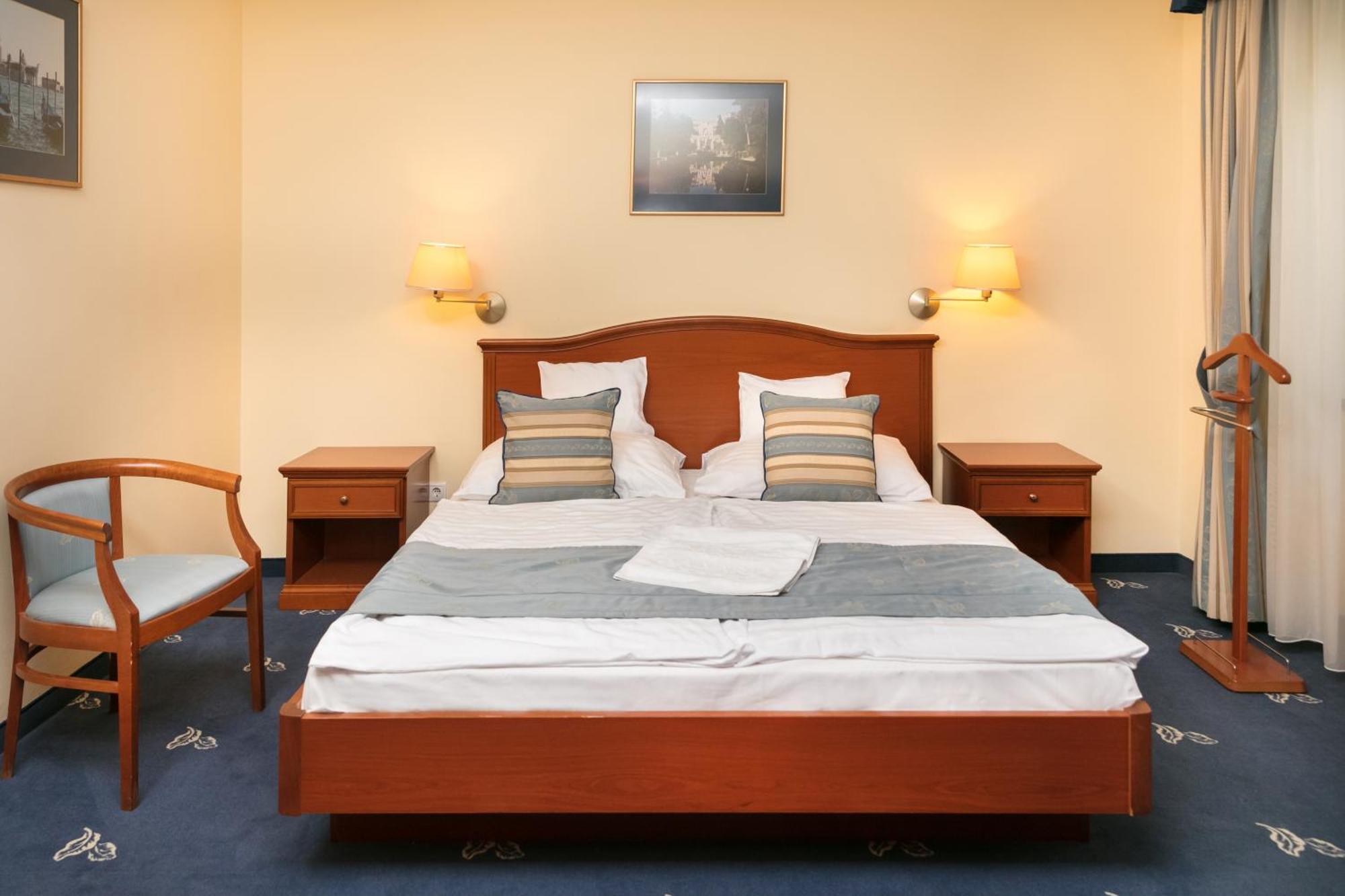 Hotel Kalvaria Superior Дьёр Экстерьер фото