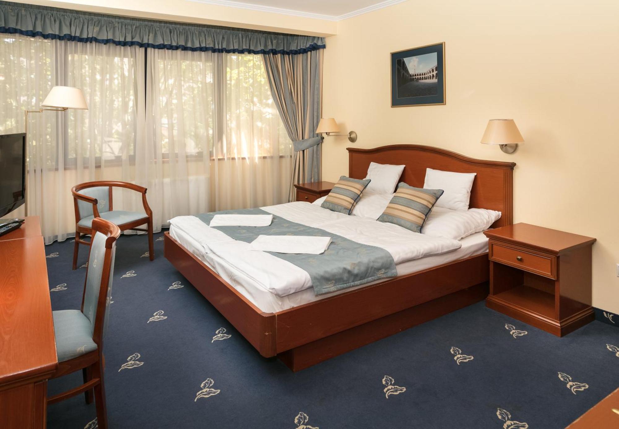 Hotel Kalvaria Superior Дьёр Экстерьер фото