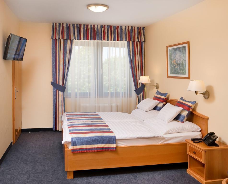 Hotel Kalvaria Superior Дьёр Экстерьер фото