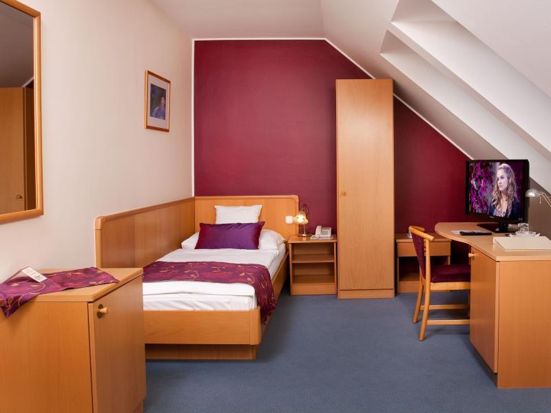 Hotel Kalvaria Superior Дьёр Экстерьер фото