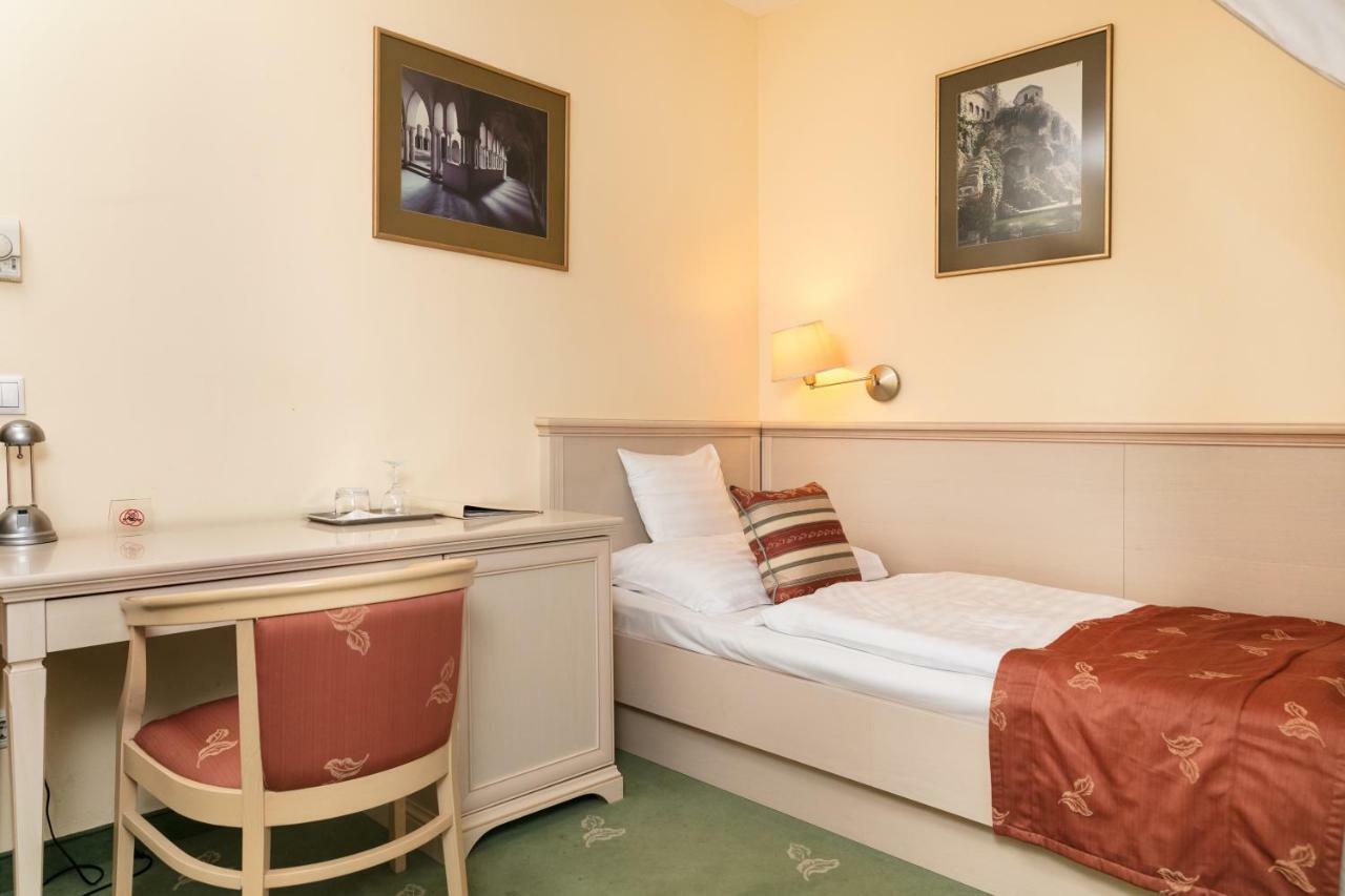 Hotel Kalvaria Superior Дьёр Экстерьер фото