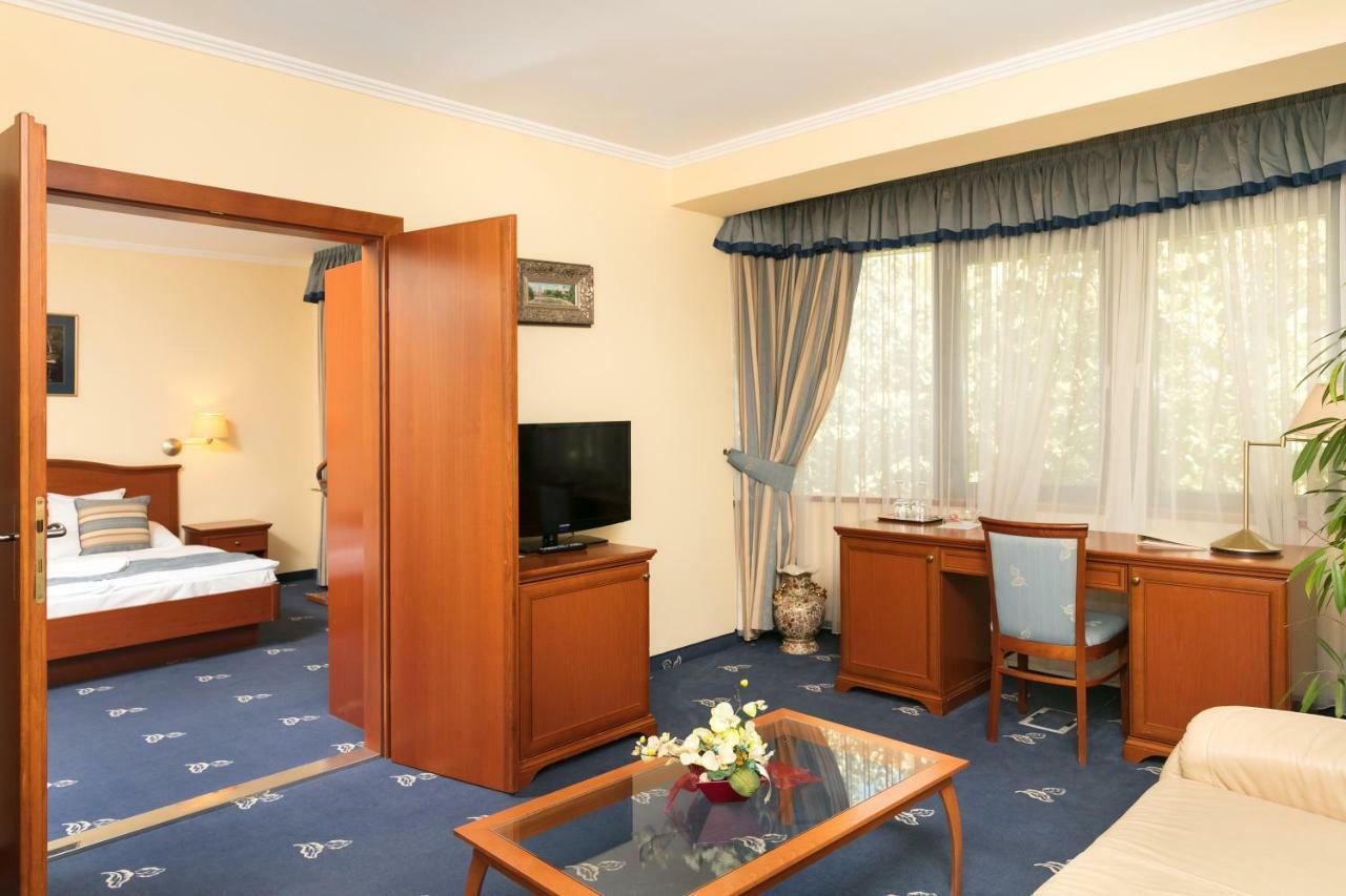 Hotel Kalvaria Superior Дьёр Экстерьер фото